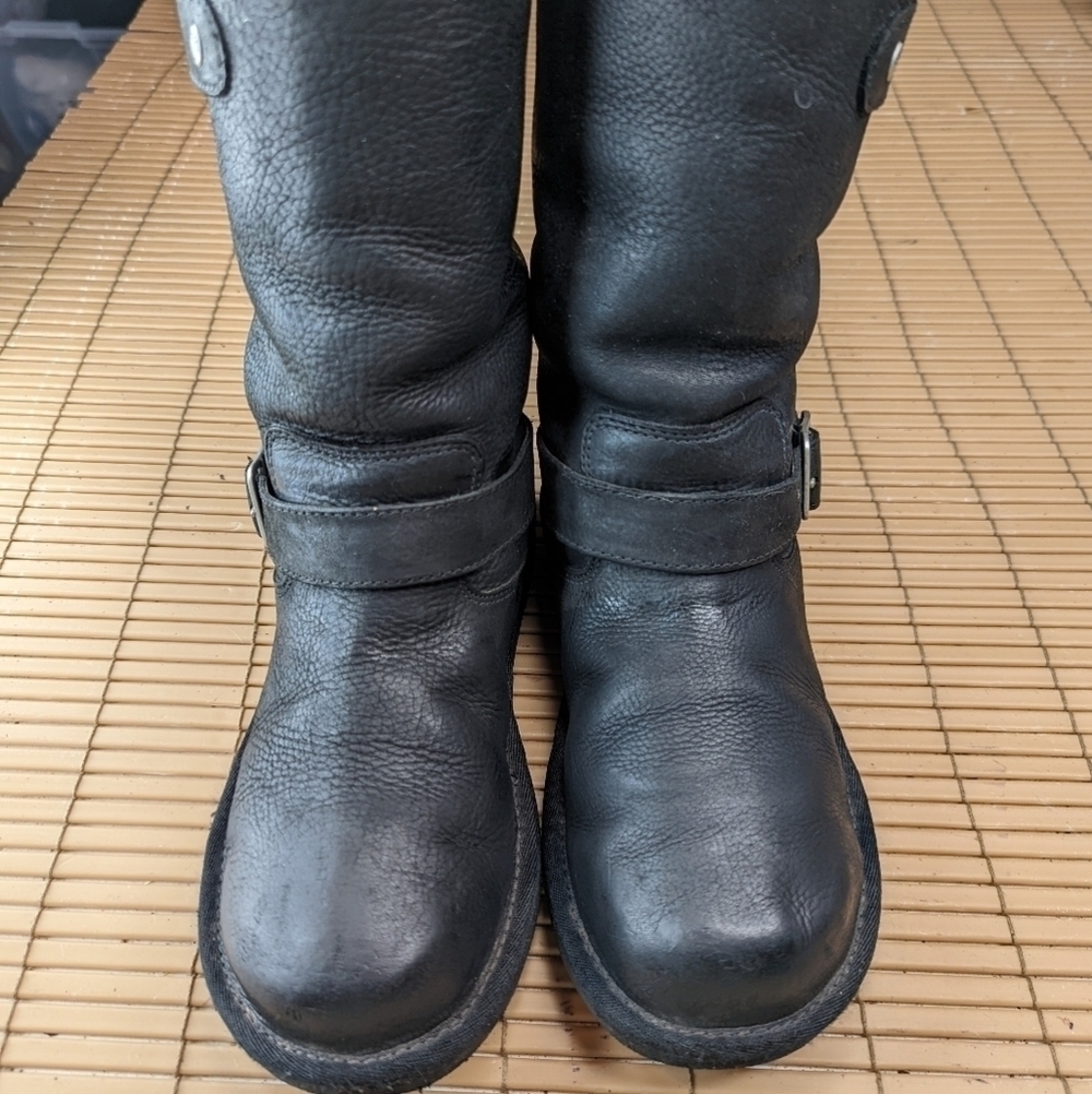 UGG Australia 5678 "Kensington" Black Leather Shearling lined women's sz  Size 5